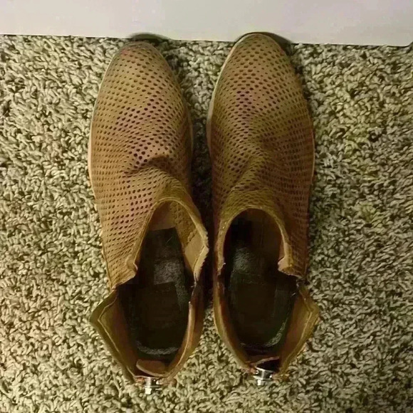 Dolce Vita perforated Ankle Bootie - Picture 6 of 8